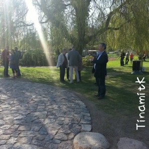 Hr. Nomura beim Fotografieren seines Werkes Hr. Nomura beim Fotografieren seines Werkes